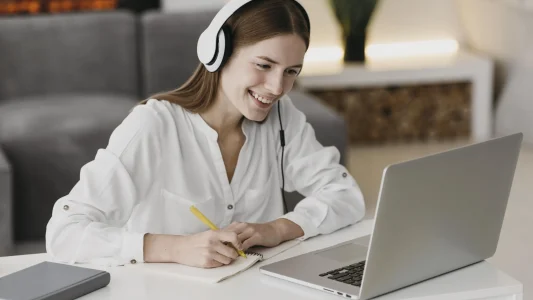 teacher-talking-with-her-students-online